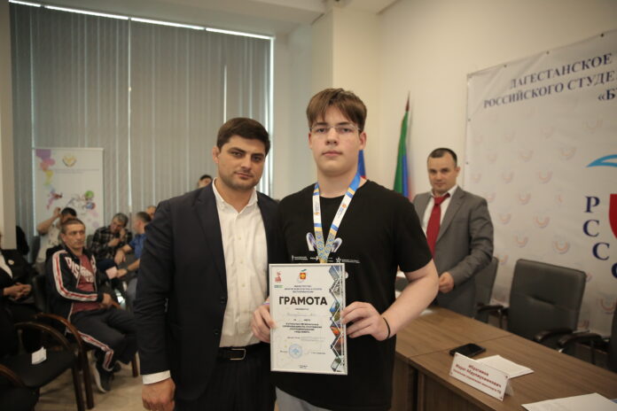 Начальник Управления по спорту и подготовке резерва Минспорта РД Марат Ибрагимов вручает медаль Али Алкадарскому. Фото пресс-служба Минспорта РД
