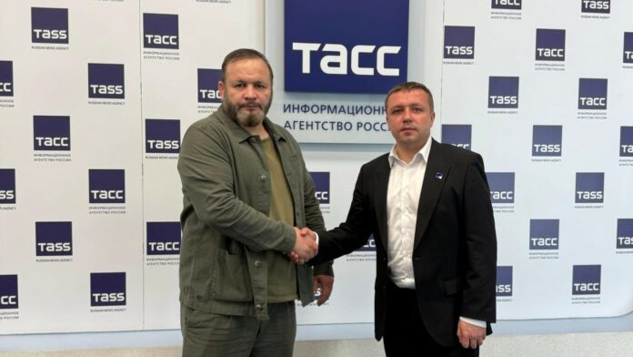Советник директора ТАСС, директора фонда «Русское наследие» Владимир Хмелёв и помощника Главы Дагестана, учредителя фонда «Жизнь Благо» Магомед Гаджимагомедов. Автор фото пресс-служба фонда «Жизнь Благо»