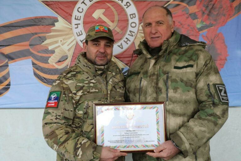 Абдулмуслим Абдулмуслимов наградил Табира Маликова Почетной грамотой Правительства Дагестана