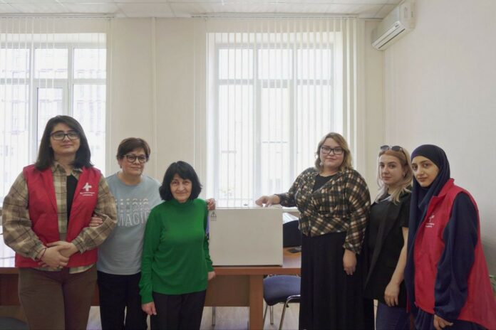Екатерина Суркова передала Медицинскому колледжу КБГУ современный воздушный стерилизатор. Фото пресс-служба Ассоциации волонтёров СВО