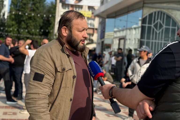 Гаджимагомедов Магомед Омарович во дворе Центральной мечети Махачкалы