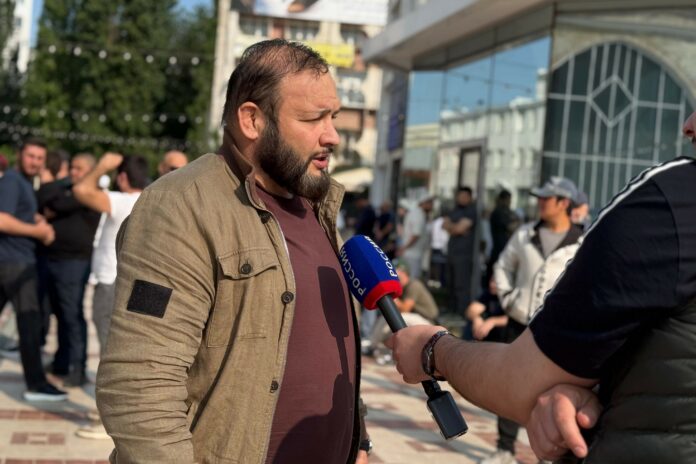 Гаджимагомедов Магомед Омарович во дворе Центральной мечети Махачкалы. Фото: пресс-служба Фонда 