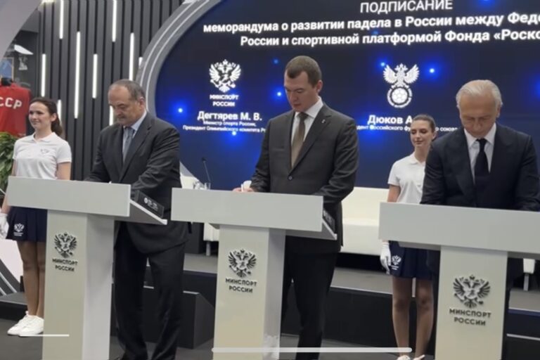 На фото с лева на право: глава Дагестана Сергей Меликов, министр спорта России Михаил Дегтярёв, президент Российского футбольного союза Александр Дюков. Фото: пресс-служба Главы Дагестана