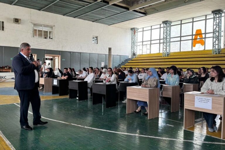 Асваров Нариман Асварович - пожелал удачи абитуриентам ДГПУ им Р.Гамзатова перед экзаменом