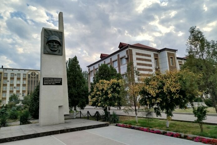 Памятник работникам образования-участникам Великой Отечественной войны 1941-1945 гг. на территории ДГПУ им. Р. Гамзатова