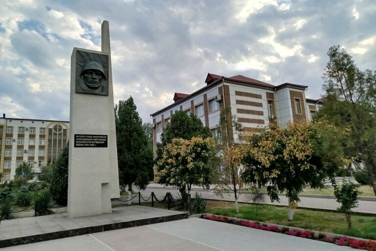 Памятник работникам образования-участникам Великой Отечественной войны 1941-1945 гг. на территории ДГПУ им. Р. Гамзатова
