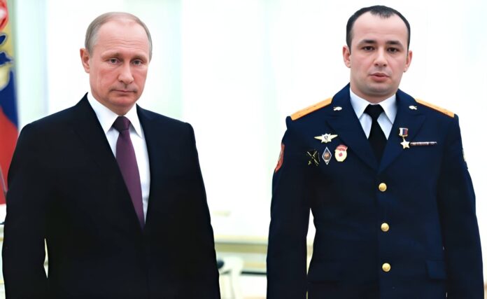 Президент России Владимир Путин и имени Герой России Тулпар Мусалаев. Фото пресс-служба Президента России