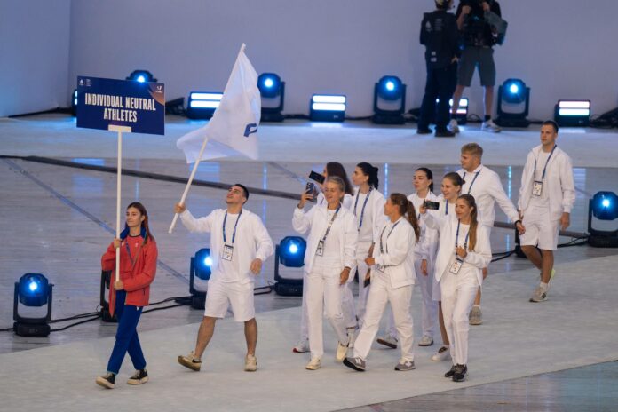Рамазанов Ханмагомед Владиславович несет флаг FISU на открытии XXXII Всемирных студенческих игр. Фото ТГ-канал 