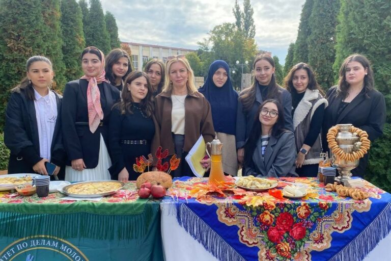 Феталиева Лаура Платовна и актив Комитета по делам молодежи ДГПУ им. Р. Гамзатова. Фото: пресс-служба ДГПУ им. Р. Гамзатова