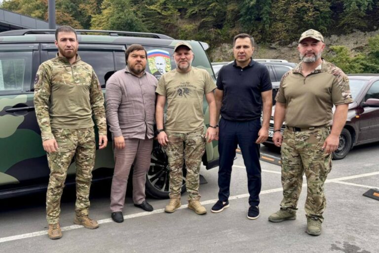 Нальчике состоялась встреча помощника полномочного представителя Президента РФ в СКФО Айдамира Валиева с командиром 3-го разведывательно-штурмового отряда бригады «Ветераны» Сергеем Хабаловым, известным под позывным «Горец». Фото: соцсети Батальона "Эрзи"